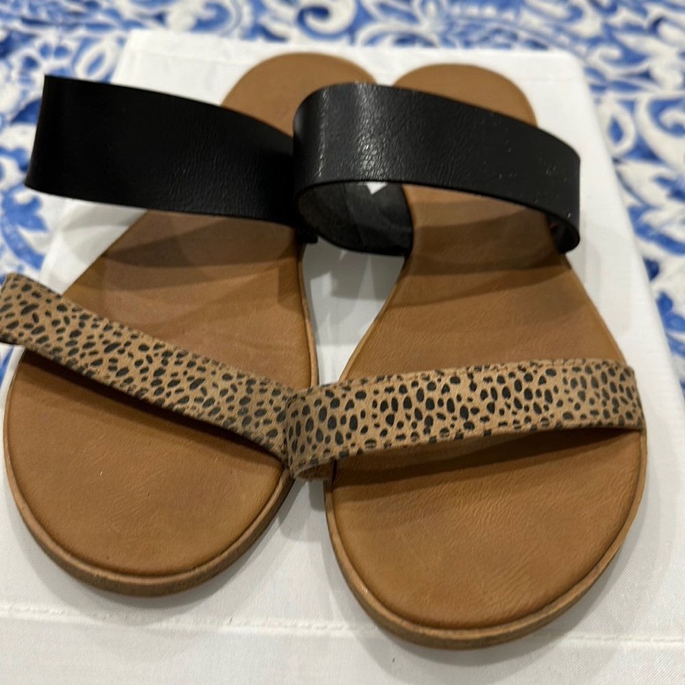 Universal Thread Sandals